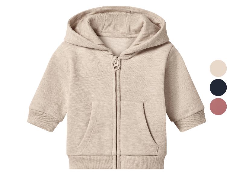 Beige babyhoodie met rits en zakken, ook verkrijgbaar in andere kleuren.