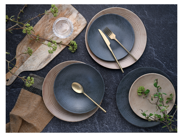 Elegant servies: borden en gouden bestek, natuurlijke stijl.