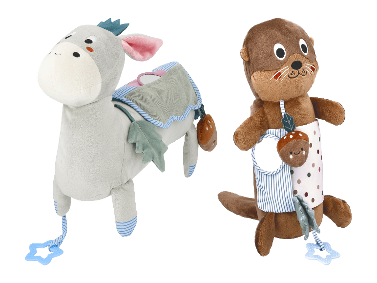 Twee schattige knuffels, een ezel en een otter, met baby-speelgoed.