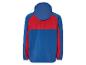 Een blauwe windjack met rode details en een capuchon.