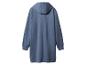 Achteraanzicht van een lange blauwe hoodie-jurk.