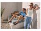 Man in blauw poloshirt en beige korte broek, vrouw in witte tanktop en blauwe broek.