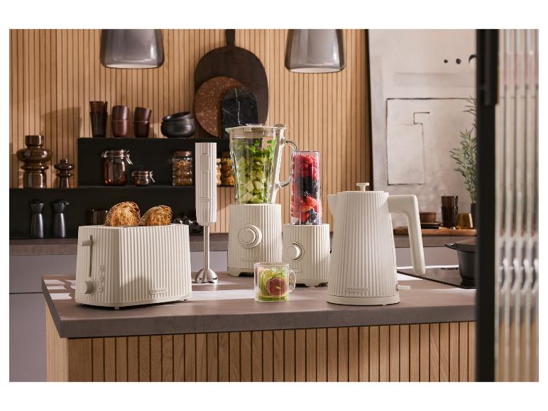 SilverCrest keukenapparatuur: broodrooster, blender, staafmixer en waterkoker op het aanrecht.