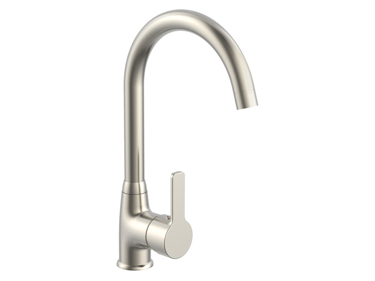 Een zilverkleurige keukenkraan met een hoge, gebogen uitloop.