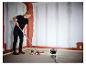 Vrouw schildert muur met LIVARNO® werklamp «The Painter».