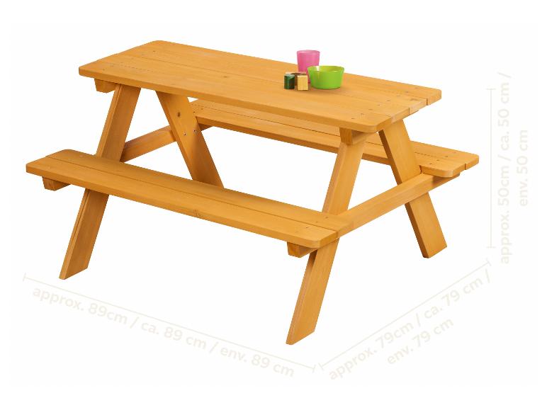 Houten picknicktafel voor kinderen met bankjes en kleurrijk servies.