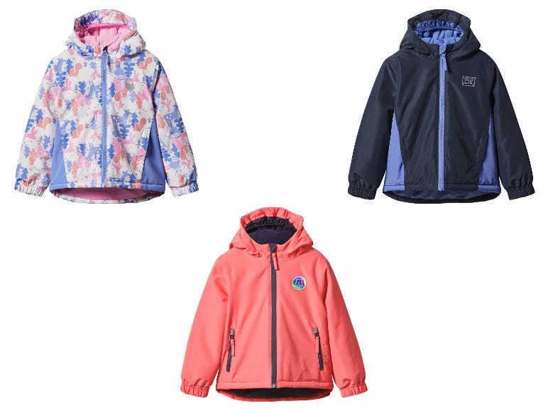 Drie kinderjassen: één met dierenprint, één donkerblauw en één koraalroze.