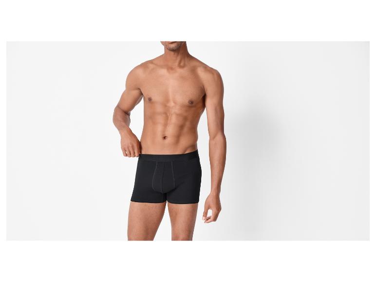 Man zonder shirt in zwarte boxershort