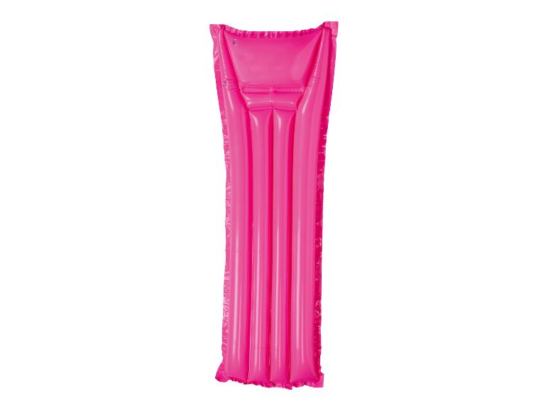 Een roze opblaasbaar luchtbed voor het zwembad.