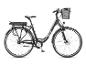 Zwarte elektrische stadsfiets met voormand en bagagedrager.