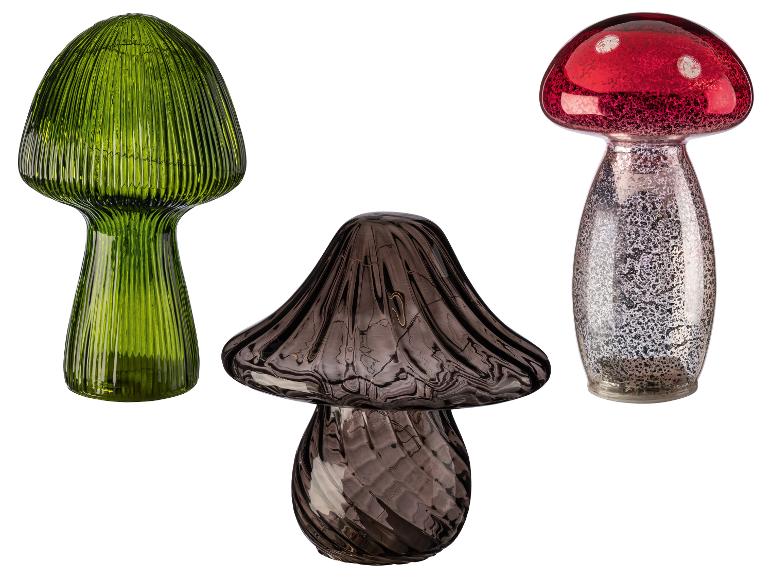 Drie decoratieve glazen paddenstoelen in groen, bruin en rood met zilveren accenten.
