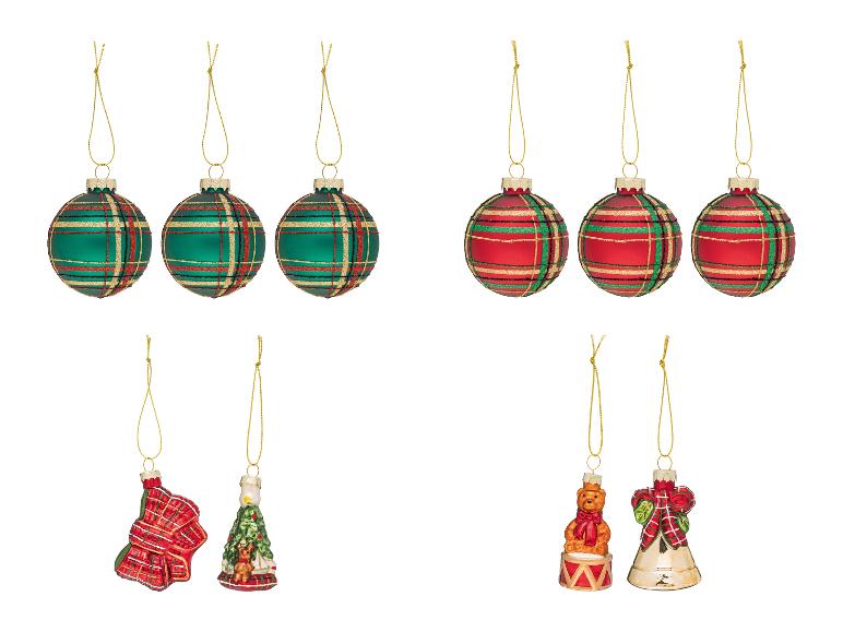 LIVARNO® glazen kerstballen en hangende decoraties met ruitpatroon.