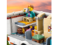 Bouwblokfiguren in een camper, met één figuur die drinkt en anderen binnenin.