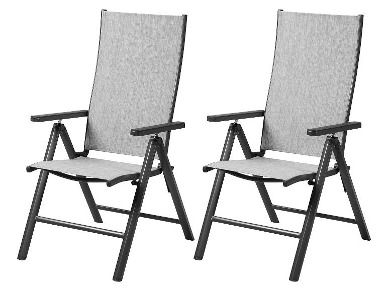 Twee grijze opvouwbare tuinstoelen met armleuningen.