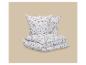 Wit beddengoedset met bruin bloemenpatroon, inclusief twee kussens en twee opgevouwen dekbedden.