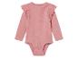 Een roze baby-romper met lange mouwen en kantdetails.
