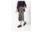 Rok met zebraprint en zwarte loafers.