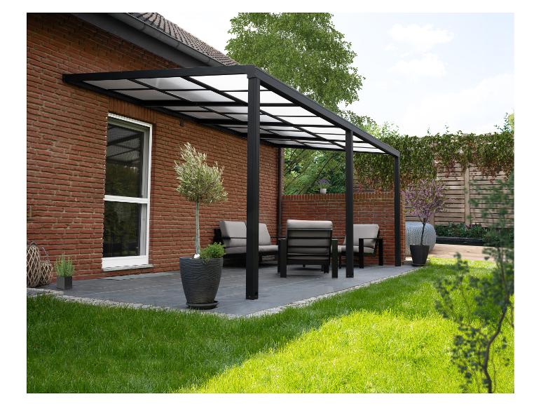 Moderne zwarte pergola met transparante dakpanelen boven een terras met buitenmeubilair.