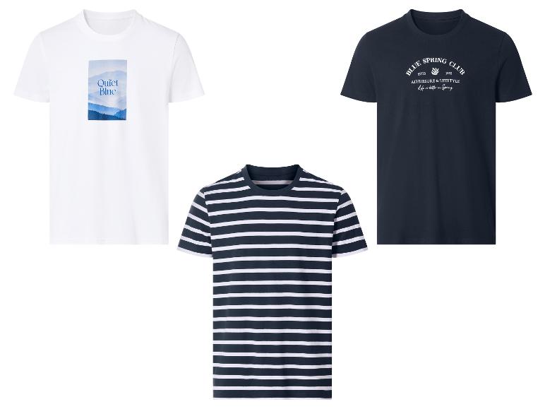 Drie T-shirts: een wit met blauwe bergen en 'Quiet Blue', een marineblauw-wit gestreept, en een marineblauw met 'Blue Spring Club'.