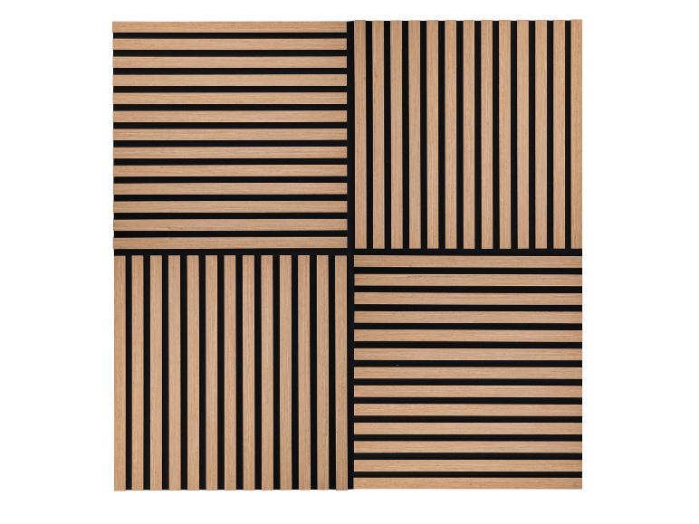 Houten wandpaneel met zwarte strepen.