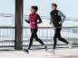 Twee mensen rennen in sportkleding van Craft, inclusief vesten en leggings.