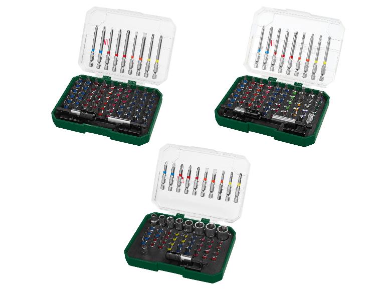 Drie sets bits en doppen in groene dozen, met diverse opzetstukken en adapters.