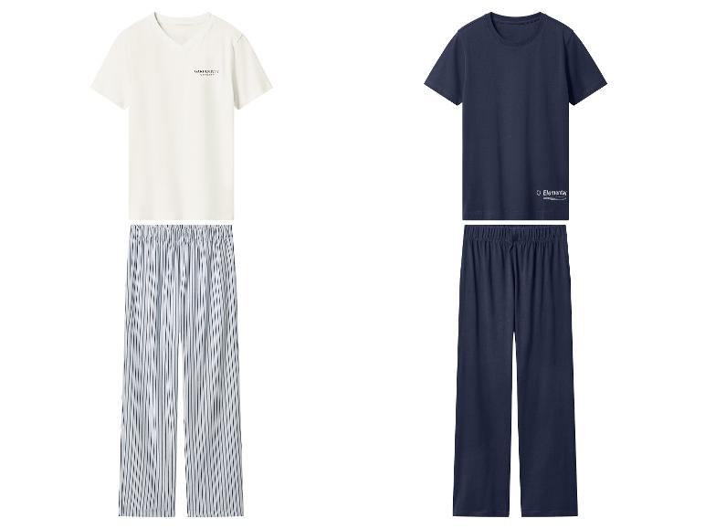 Twee pyjamasets: één wit met blauwe strepen, de andere marineblauw.