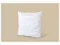 Wit gewatteerd kussen op een beige achtergrond.
