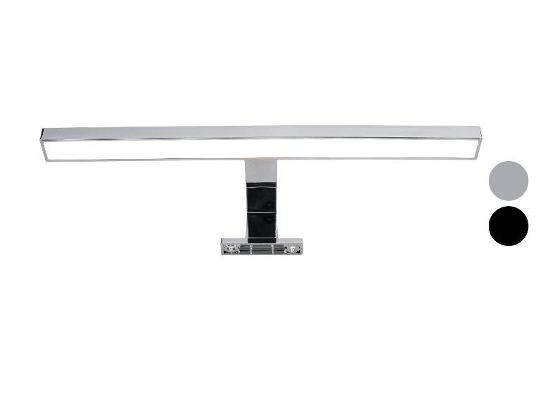 Chromen LED wandlamp met horizontale lichtbalk en centrale bevestiging.