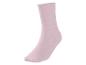 Eenvoudige lichtroze sok op een witte achtergrond