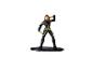Black Widow actiefiguur in een zwart-gouden pak, met twee stokken.