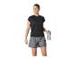 Vrouw in zwart T-shirt en grijze shorts, met een waterfles.