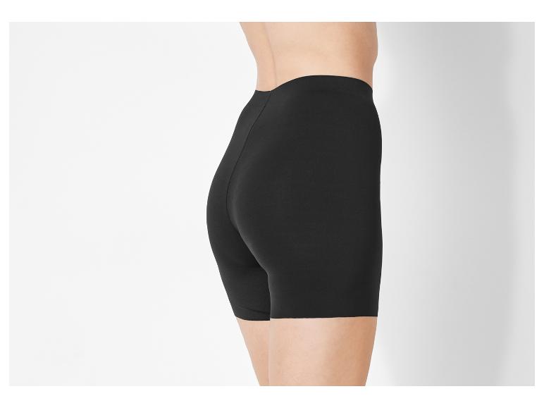 Zwarte, vormende shorts, minimalistische stijl.
