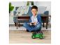 Een jongen speelt met een radiografisch bestuurbare Monster Jam Grave Digger truck.