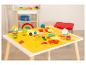 Speeltafel met kleurrijke klei, vormpjes en gereedschap voor kinderen.