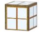 Gouden kubus met witte panelen, lijkend op een lantaarn of decoratie.