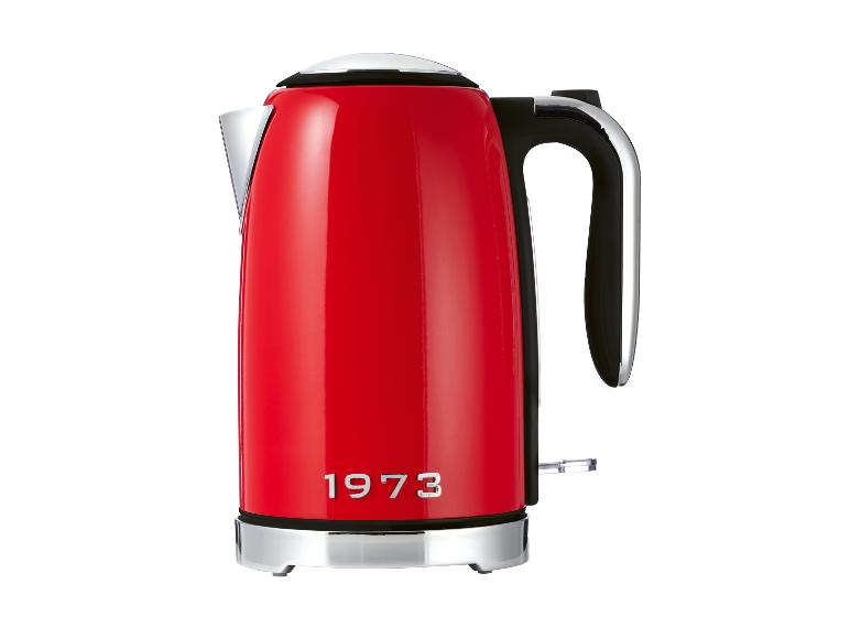 Rode waterkoker met zilverkleurige details en de tekst '1973'.