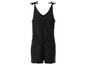 Een zwarte jumpsuit met strikjes aan de schouders.