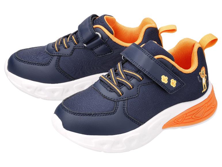 Donkerblauwe kinderschoenen met oranje details en klittenbandsluiting.