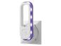 Witte LED nachtlamp met paars licht, aangesloten op een stopcontact.