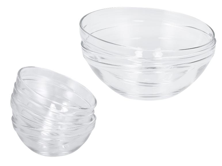 Transparante glazen kommen gestapeld