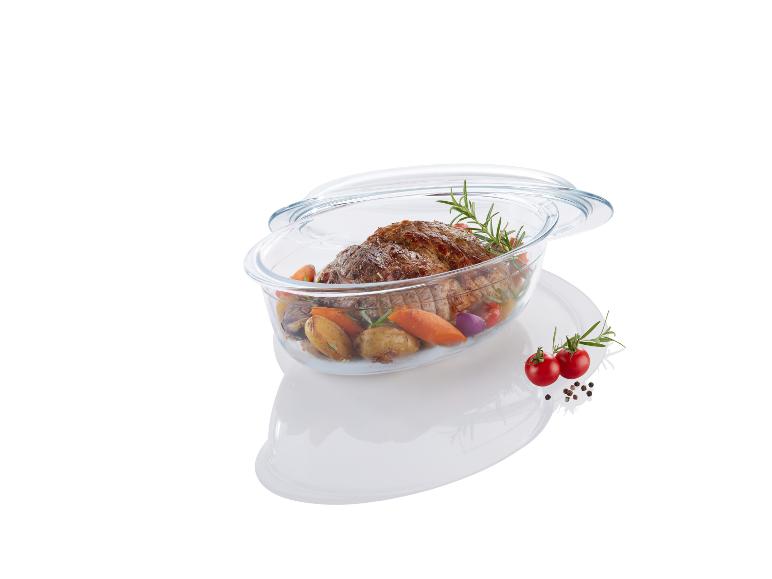 Geroosterd vlees met groenten in een glazen ovenschaal.