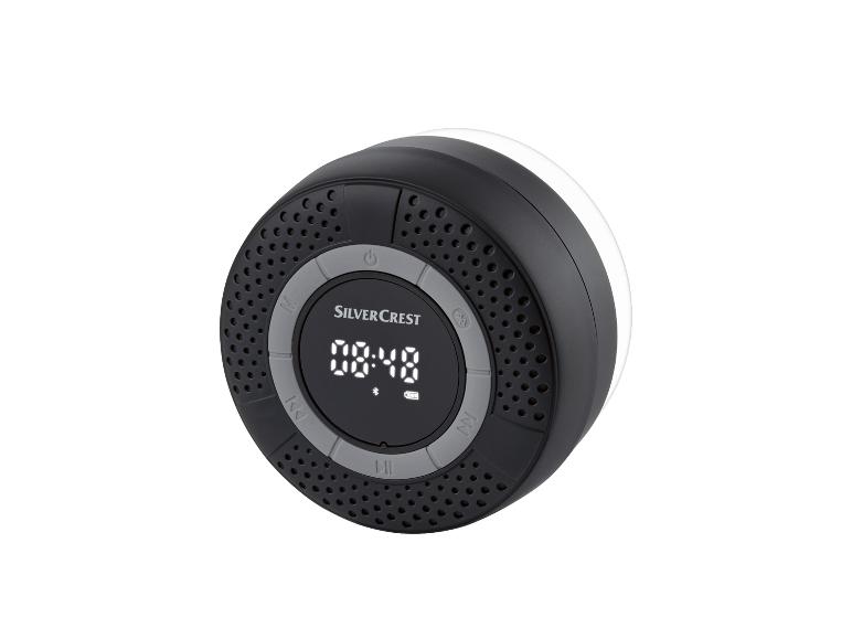 Een zwarte waterdichte Bluetooth-speaker van Silvercrest met een digitale klok.