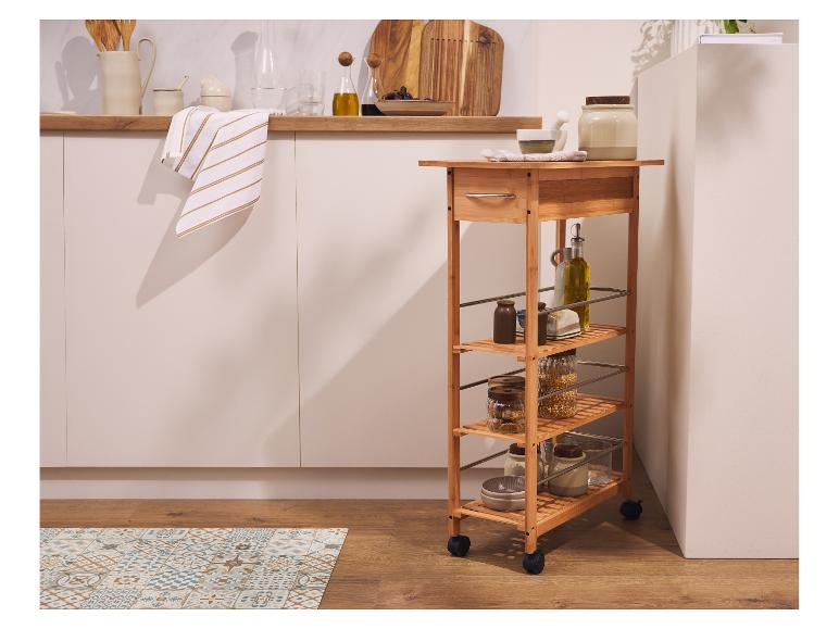 Bamboe keukenwagen met planken en lade, gevuld met keukengerei en ingrediënten.