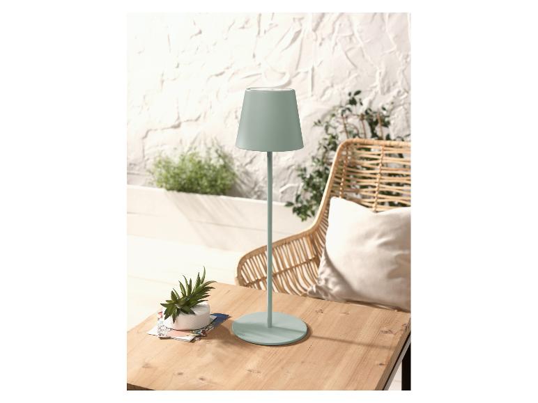 Design staande lamp, Scandinavische stijl, op houten tafeltje.