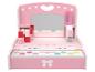 Roze kinderkaptafel met spiegel, cosmetica en accessoires.
