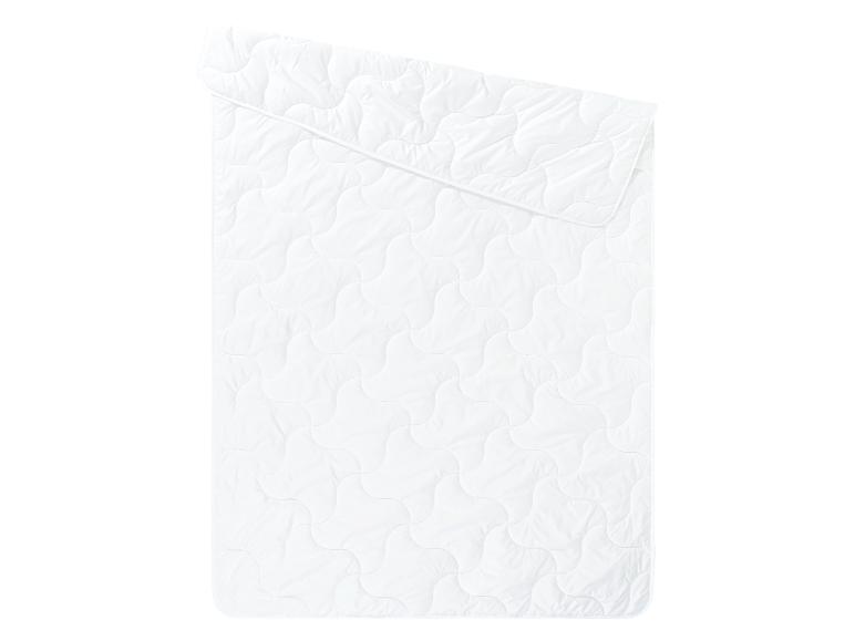 Wit gewatteerd dekbed, zacht en comfortabel.