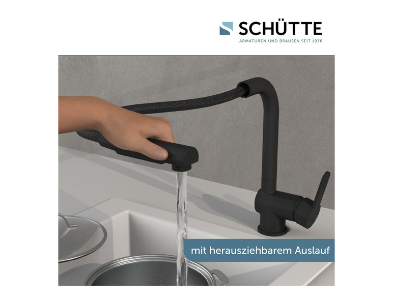 Een zwarte keukenkraan met uittrekbare sproeikop van Schütte.