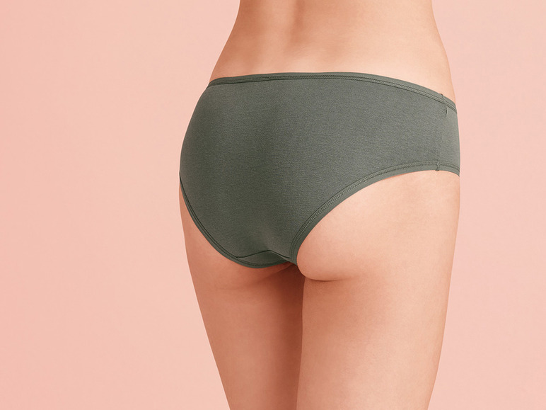 Een vrouw draagt ​​een paar groene onderbroeken.