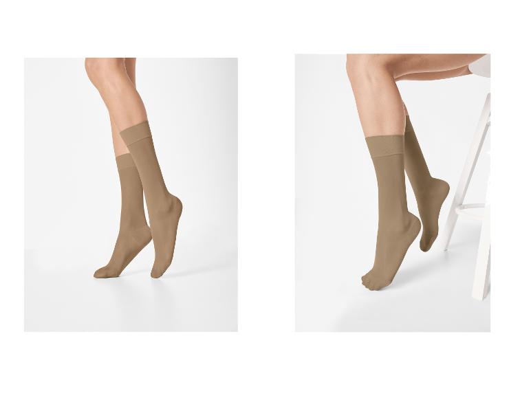 Beige dameskousen, getoond in twee verschillende poses.